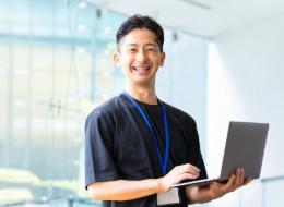 初級ITエンジニア/完全未経験OK*入社祝い金10万円*3ヶ月間の選べる研修あり*年休128日*賞与2回あり