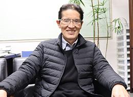 代表　 多久和氏