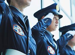 警備スタッフの幹部候補/未経験OK/年収550万も可/座り仕事中心/面接1回/全員面接/30代～40代活躍