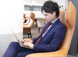 3社の起業を経て2020年にAegisを創業した代表の山下氏。投資家としての顔も併せ持っています。