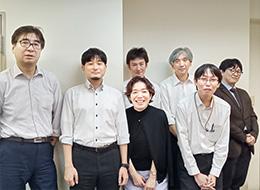 当社で活躍するエンジニア社員たち（写真）は若手からミドル・ベテランまで勢揃い！長く活躍できます。