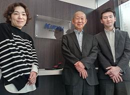 代表（中央）やシステム部門の責任者（左）をはじめマネジメント社員とも距離が近く相談しやすい環境です。