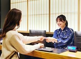 コンセプトは「都会の温泉郷」。万葉倶楽部は、「非日常の心地よい時間と空間」を提供する温浴施設です。