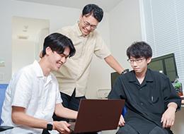 入社2年目／萩原さん（写真真ん中）