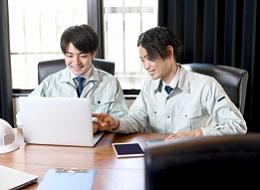 長期休暇・高待遇などメリハリ持って働ける環境が自慢！20代から60代まで幅広く活躍しています◎