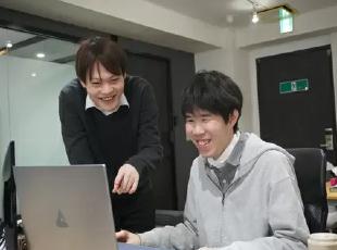 社内のPC・システム環境は個人のスキルや要望に合わせて提供。仕事しやすい環境を整えています♪