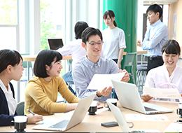 初級エンジニア*未経験OK*2ヶ月程の充実研修有*年休123日*賞与年最大3回*残業少なめ*100%自社勤務