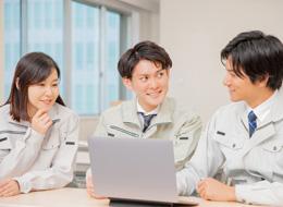 機械設計◇世界80ヵ国に導入◇社宅から社用バスで通勤可◇未経験でも月給25万円~◇賞与5.2ヶ月支給実績あり