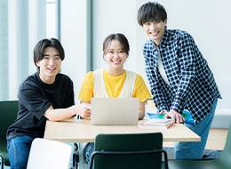 Webエンジニア/未経験から開発へ/実践的な自社ITスクール研修あり/開発案件7割/資格取得支援・補助も充実