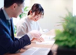 ITエンジニア*サブスク無料*残業月12h*リモートOK*服装・髪色・ネイル自由*20代活躍中*時間休OK