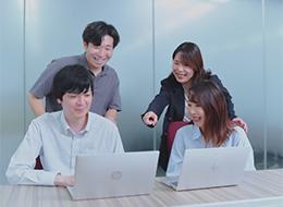 初級エンジニア/経験浅め歓迎/月給30万円~/前職給与保証/賞与年2回/年間総休暇140日以上/リモート7割