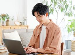 初級開発エンジニア★実務未経験OK★残業10h程★賞与平均年70万★誕生日休暇有★マッサージやダーツスペースも