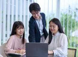 アプリ開発エンジニア◆生成AIにも挑戦/都心勤務/土日祝休/残業少なめ/年休125日/リモートあり◆
