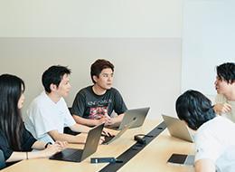 手を挙げれば、スマホアプリ開発など興味のある領域に挑戦することもできます。