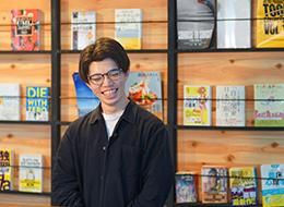 毎日学ぶことが多くて大変ですが、ボーナスも十分もらえているのでIT業界選んで良かったです(笑)