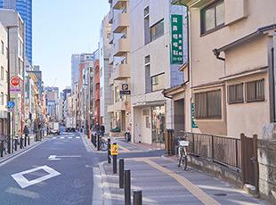 JR中央線と地下鉄丸ノ内線・南北線が利用できるため交通の便が良く、飲食店も充実している四谷オフィス。