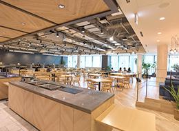 木目調の雰囲気がおしゃれな社員用カフェカフェテリア。ランチや休憩だけでなく打合せにも使用OKです。
