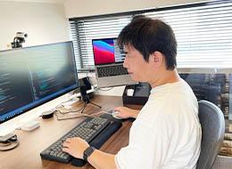好みのPCモニタや高級キーボードの貸与制度など、開発を楽しめる環境を整えています！