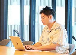 エンジニアに技術的な相談をすることも。営業職以外とも積極的にコミュニケーションを取っています。