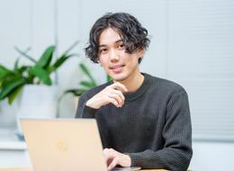 現在はPythonとAWSを使ってWebサイトに広告を配信するシステムを開発しています。
