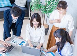 20～30代のエンジニアが中心となり、日々より良いサービスを提供できるよう意見を出し合っています