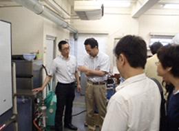 入社後は研修センターで実演を交えた洗浄技術のノウハウを学べます。