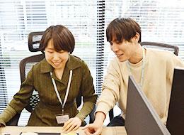 写真中央が代表の村端。社員と真剣に打ち合わせしていました。面接は村端本人が対応します。