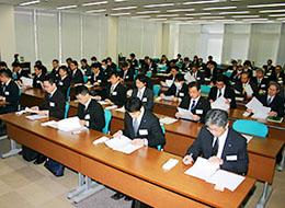 実務開始後も年2回の研修会など、定期的にスキルアップできる機会が設けられています。