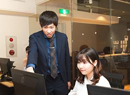 10名以上の同期と共に自社ITスクールでの研修からスタート！切磋琢磨しながらゼロから成長できます◎