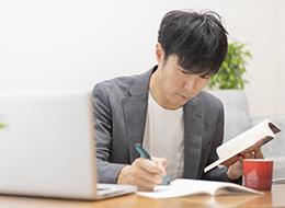1年で映画を100本以上見ることも。英語学習のために海外ドラマを見ることもあります。
