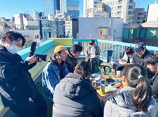 みんなで楽しく屋上で昼食も！フレンドリーな環境ですよ！