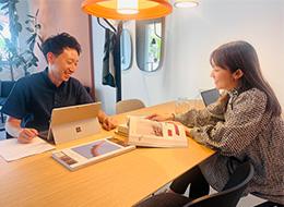 業務に関して上司から細かく指示されることはなく、働き方含めて社員一人ひとりの裁量に委ねています。