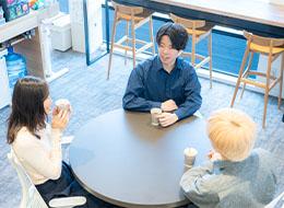 業務の合間には、フリードリンク片手にリフレッシュ。