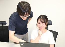 先輩エンジニアのもと、「ORACLEマスターGold」などの資格を取得した社員もいます。