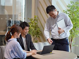 在宅勤務や出社を仕事の進捗に応じて選べることが嬉しい！と社員からも高評価。