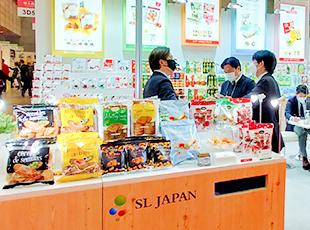 世界中から厳選素材を調達している当社。現在扱う商品ラインナップは、100以上に上ります。