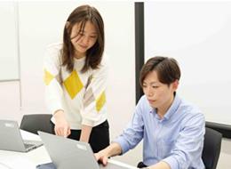 時短勤務制度や事業所内託児施設など、子育て世代に嬉しい環境を整えています。