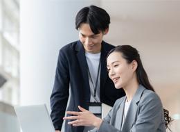 採用担当◇年間休日130日◇設立4年で社員150名まで成長◇月給30万円+賞与◇服装・髪型・ネイル自由◇副業可