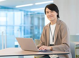 システムエンジニア／未経験OK／Python・Java・生成AIなど案件選択制／資格取得制度あり／年休124日