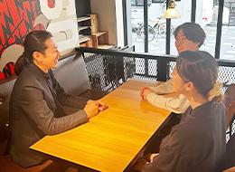 マーケター/ベテラン歓迎/自社サービスの拡大/外国人向けプラットフォームサービス/時差出勤OK/食事補助あり