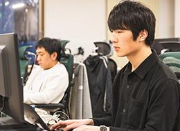 アプリエンジニア/100%自社サービス/時差出勤あり/残業ほぼなし/企画から携わる/自社内勤務/副業可