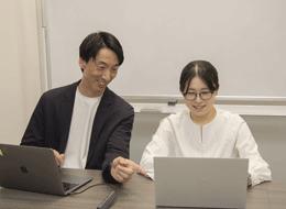 【アプリ開発エンジニア】生成AIにも挑戦|フルリモート可|月給33万〜|土日祝休|年休125日|残業12.8h