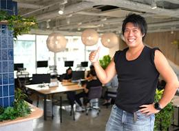 年齢やポジション関係なくフラットな人間関係です！　※写真：代表佐久間