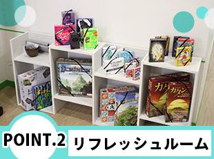 社内にはソファーコーナーなどのリフレッシュルームも用意！他にもボード部など部活動も行っています！