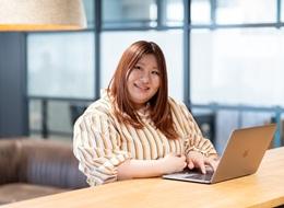インフラエンジニア/年間休日131日/リモート9割/前職給与保証/還元率80%~100%/残業月平均7.3h