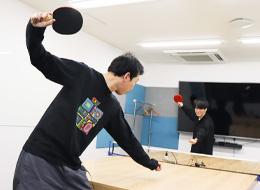 「社内制度や働き方などについても気軽に相談してくださいね！」※写真はオフィスで卓球をする上野山