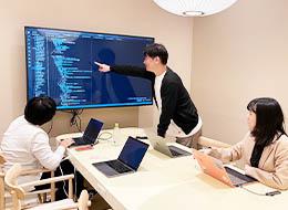コードの書き方やキャリアなど、なんでも相談しあっています！