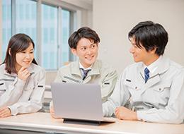 普段働く現場は違っても、顔を合わせれば笑顔で雑談がスタート。都合を合わせて飲みに行くことも多いです！