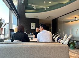 社内のコミュニケーションは活発。職種や年次に関わらず、気軽に話しています。