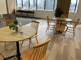 キレイなオフィスをご用意。本社では半数が出社、半数がフルリモートで働いています。